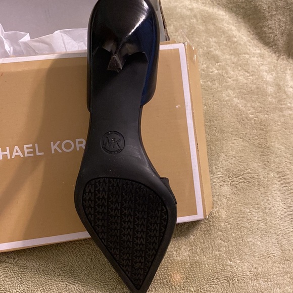 Michael Kors Black Pumps-9.5M - Picture 5 of 9